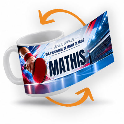 Décor tennis de table imprimé à 360° sur le mug : une main tient une raquette rouge au ras de la table bleue, le filet et une salle éclairée en fond ; prénom au centre, livré chez vous (exemple)