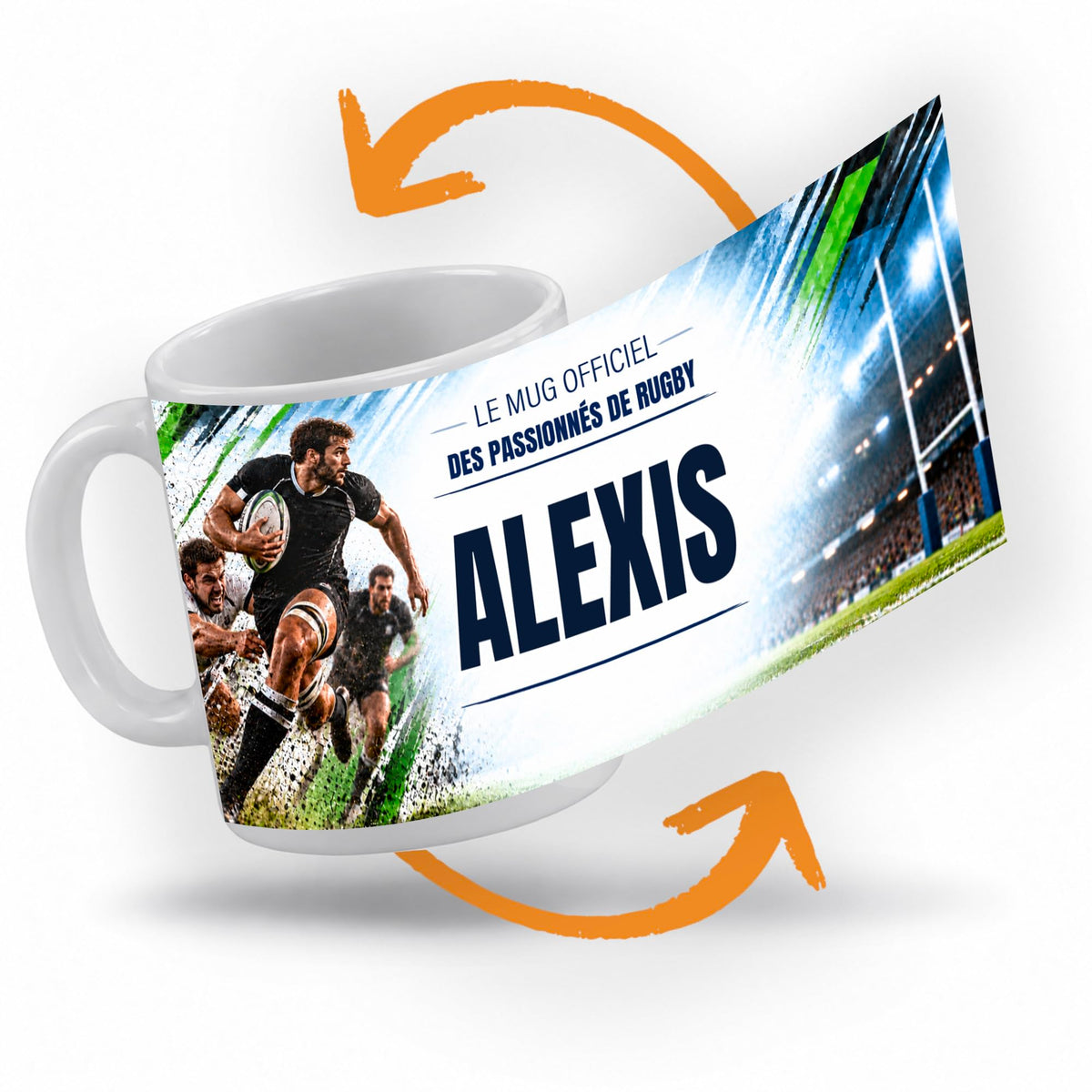 Décor rugby imprimé à 360° sur le mug : un rugbyman qui charge ballon en main, un stade éclairé et sa pelouse verte en fond ; prénom au centre, livré chez vous (exemple)