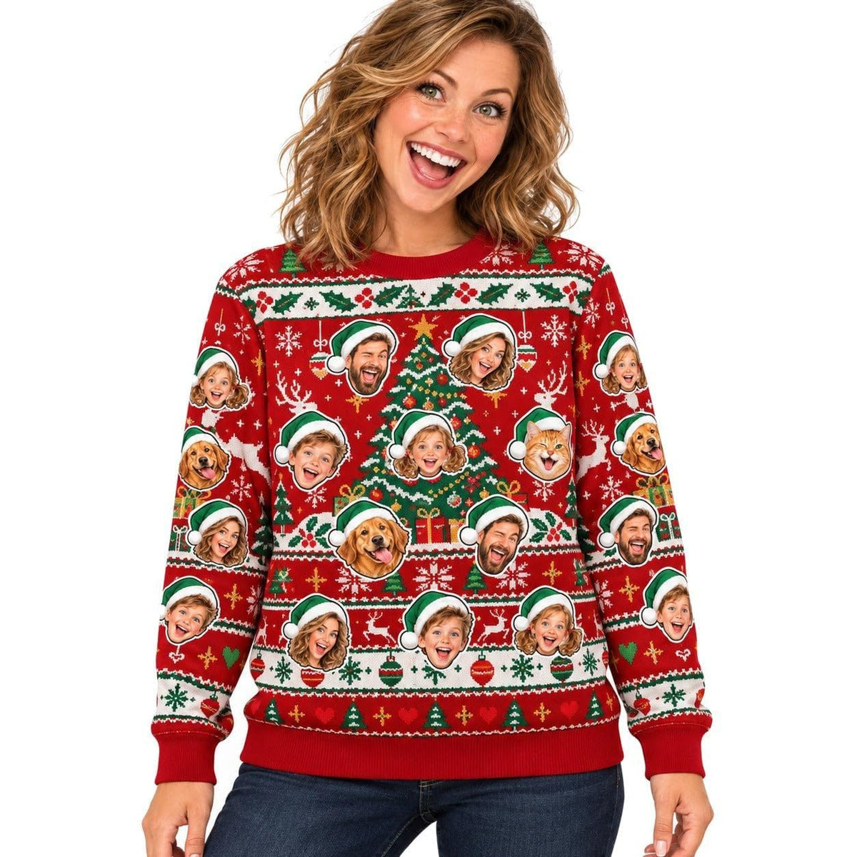 Sweat de Noël moche rouge femme personnalisé : vos photos deviennent des visages détourés coiffés d'un bonnet vert, autour d'un sapin à l'étoile dorée et de rennes, livré chez vous (exemple)