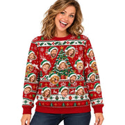 Sweat de Noël moche rouge femme personnalisé : vos photos deviennent des visages détourés coiffés d'un bonnet vert, autour d'un sapin à l'étoile dorée et de rennes, livré chez vous (exemple)