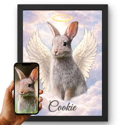 Portrait hommage de votre lapin d'après sa photo, ailes d'ange et nuages, en couleur, ciel pastel et auréole dorée, son prénom écrit dessous, en cadre noir, livré chez vous (exemple)