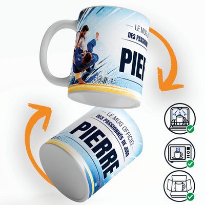 Mug judo personnalisé qui tourne sur lui-même, avec trois pictogrammes : lave-vaisselle, micro-ondes et mug calé dans son emballage pour la livraison chez vous (exemple)