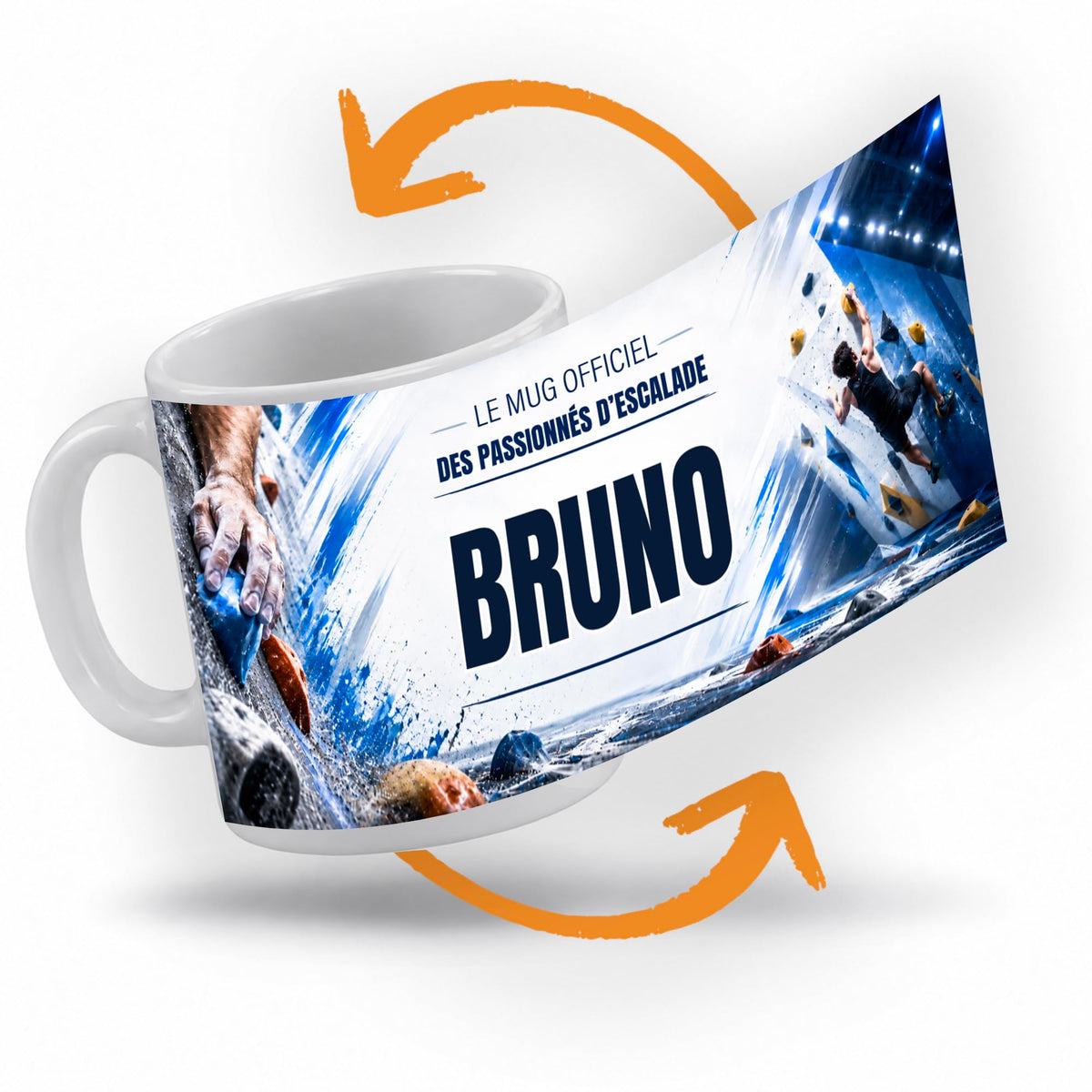 Décor escalade en salle déroulé à 360° autour du mug : un grimpeur sur un mur en dévers, touches bleues, votre texte et son prénom au centre ; imprimé puis livré chez vous (exemple)