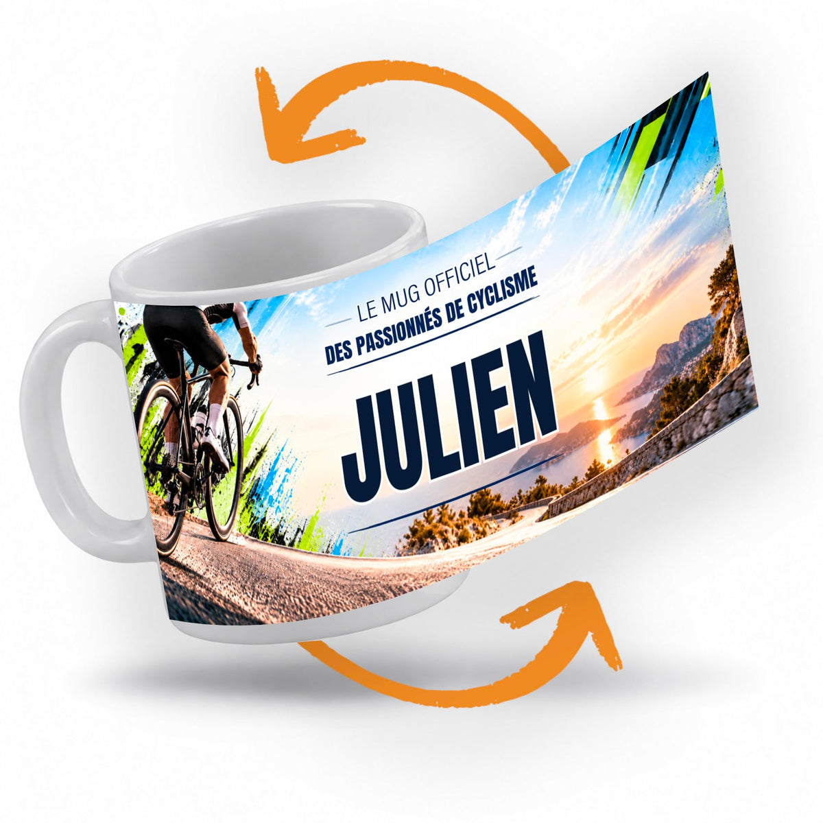 Décor cyclisme déroulé à 360° autour du mug : une route en lacets au-dessus de la mer, touches vert anis et bleues, votre texte et son prénom au centre ; imprimé puis livré chez vous (exemple)