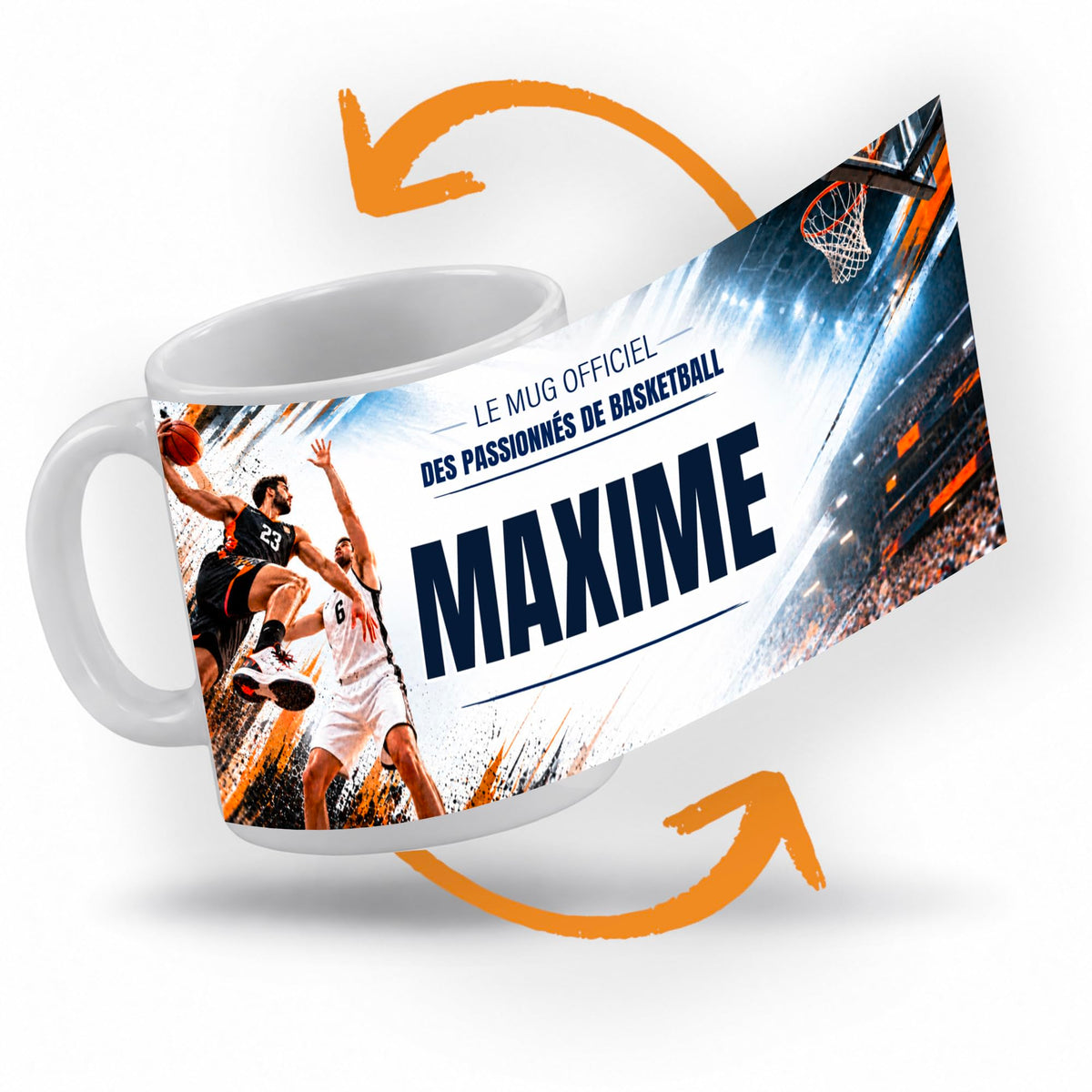 Décor basket déroulé à 360° autour du mug : le panier devant des tribunes combles, touches orange et bleues, votre texte et son prénom au centre ; imprimé puis livré chez vous (exemple)