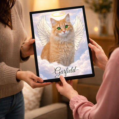 Portrait ailé en couleur sur ciel pastel offert de main en main en cadre noir, un cadeau de soutien après la perte d'un animal, avec son prénom, livré chez vous (exemple)