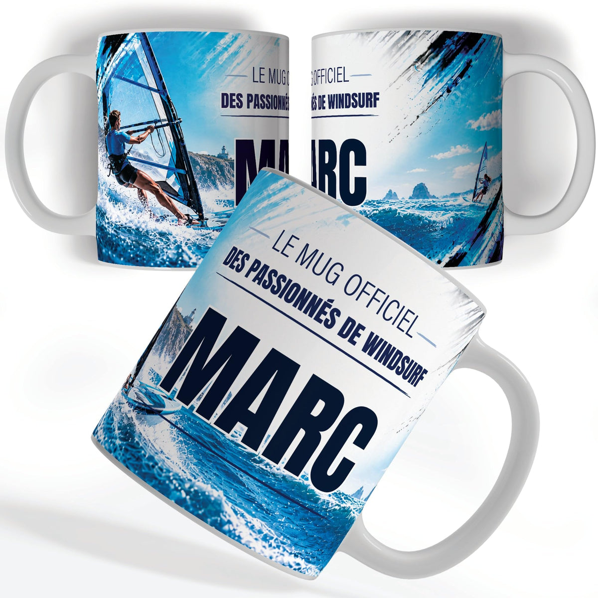 Mug windsurf vu de face et de dos : véliplanchiste sur une mer agitée, « Le mug officiel des passionnés de windsurf » et votre prénom, imprimés sur céramique blanche et livrés chez vous (exemple)