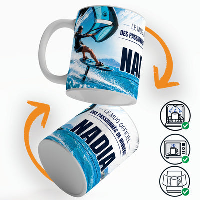 Mug wingfoil femme vu sous deux angles, prénom et texte au choix ; compatible lave-vaisselle et micro-ondes, expédié calé dans une boîte en carton jusque chez vous (exemple)