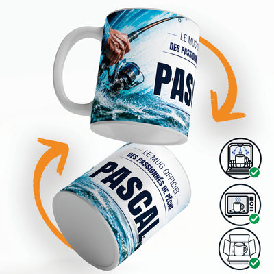 Mug pêche vu sous deux angles, prénom et texte au choix ; compatible lave-vaisselle et micro-ondes, expédié calé dans une boîte en carton jusque chez vous (exemple)