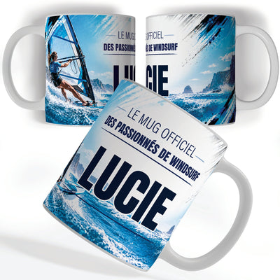 Mug windsurf femme vu de face et de dos : véliplanchiste en mer, « Le mug officiel des passionnés de windsurf » et votre prénom, imprimés sur céramique blanche et livrés chez vous (exemple)