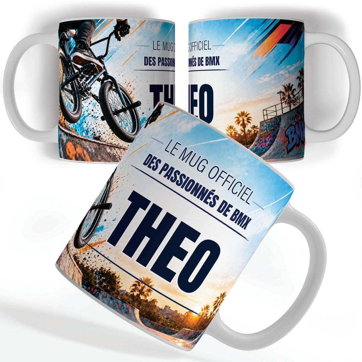 Mug BMX personnalisé avec prénom, vu sous trois angles : un rider qui décolle au-dessus d'une rampe, décor imprimé à 360° sur céramique blanche ; livré chez vous (exemple)