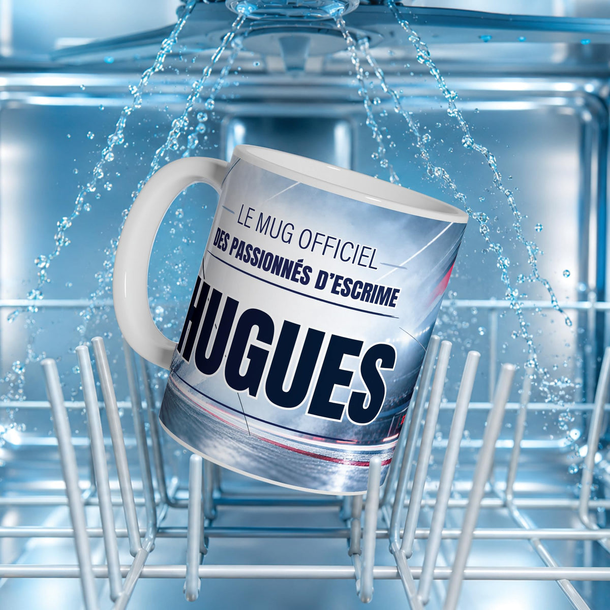 Mug escrime au prénom dans le panier d'un lave-vaisselle : impression compatible lave-vaisselle ; neuf textes au choix, dont vos propres phrases, livré chez vous (exemple)