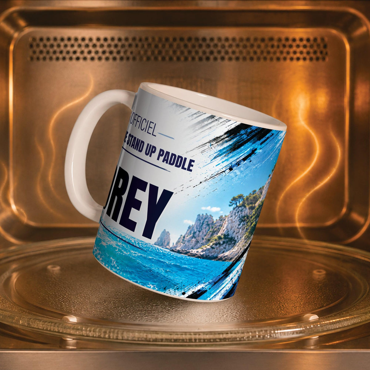 Mug stand up paddle femme personnalisé dans un four à micro-ondes, pour réchauffer café ou thé ; décor imprimé tout autour de la tasse en céramique, livré chez vous (exemple)