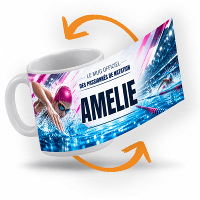 Décor natation femme imprimé à 360° sur le mug : une nageuse au bonnet rose en plein crawl dans un bassin bleu éclairé, des éclats roses autour ; prénom au centre, livré chez vous (exemple)