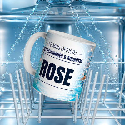 Mug aquagym au prénom dans le panier d'un lave-vaisselle : impression compatible lave-vaisselle ; neuf textes au choix, dont vos propres phrases, livré chez vous (exemple)