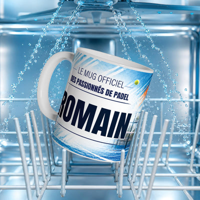 Mug padel au prénom posé dans un lave-vaisselle : l'impression du décor supporte le lavage en machine ; personnalisé avec votre texte puis livré chez vous (exemple)