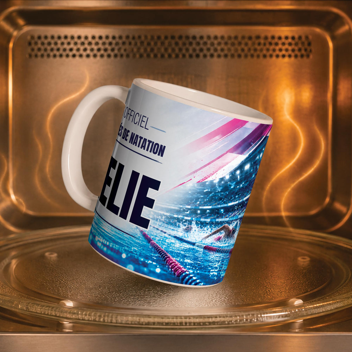 Mug natation femme personnalisé dans un four à micro-ondes, pour réchauffer café ou thé ; décor imprimé tout autour de la tasse en céramique, livré chez vous (exemple)
