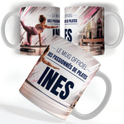 Mug pilates vu de face et de dos : pratiquante de pilates en équilibre, « Le mug officiel des passionnés de pilates » et votre prénom, imprimés sur céramique blanche et livrés chez vous (exemple)