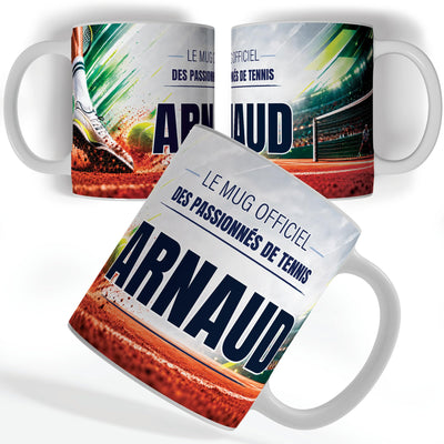 Mug tennis vu de face et de dos : balle sur la terre battue, « Le mug officiel des passionnés de tennis » et votre prénom, imprimés sur céramique blanche et livrés chez vous (exemple)