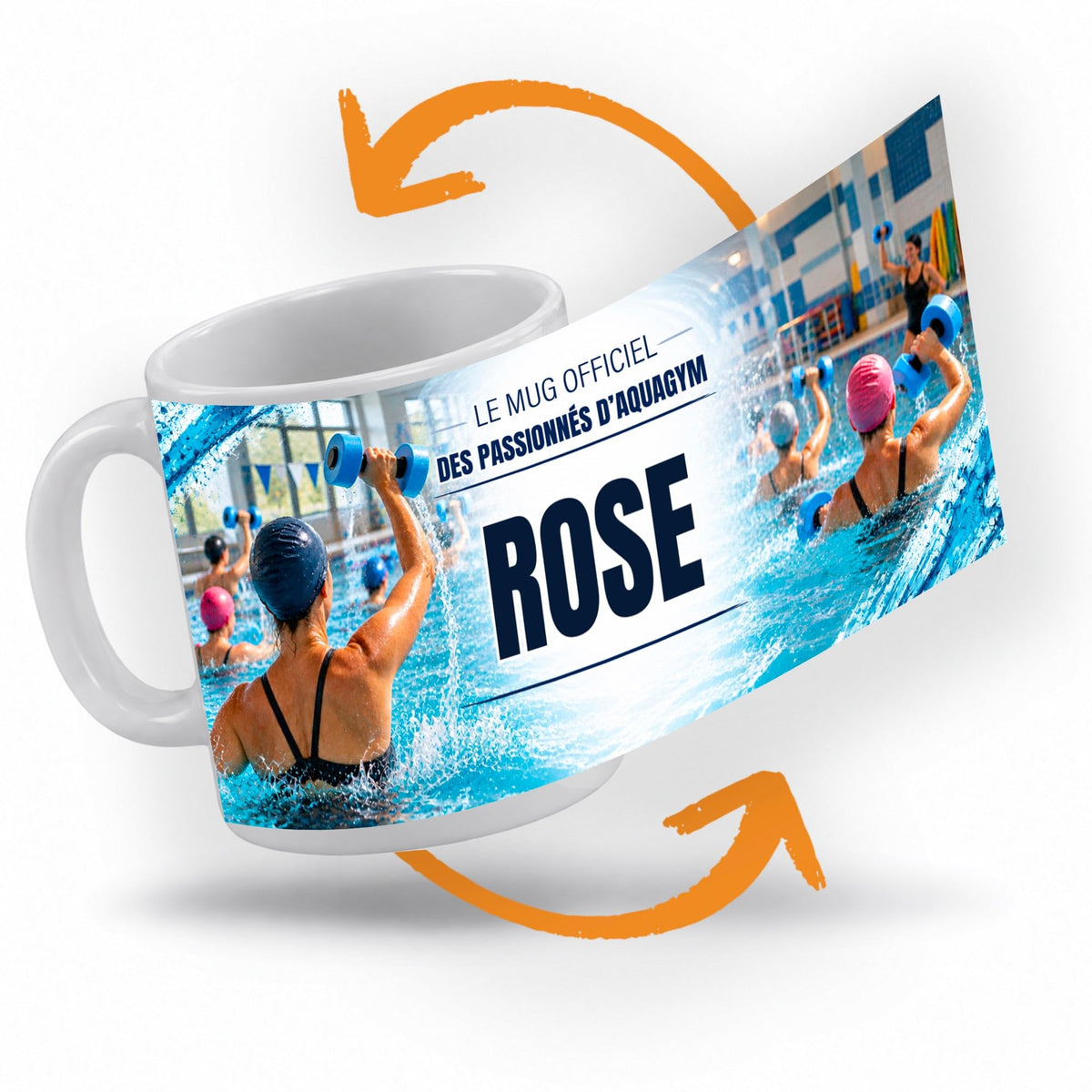 Décor aquagym déroulé à 360° autour du mug : la piscine carrelée de bleu, touches bleu turquoise, votre texte et son prénom au centre ; imprimé puis livré chez vous (exemple)