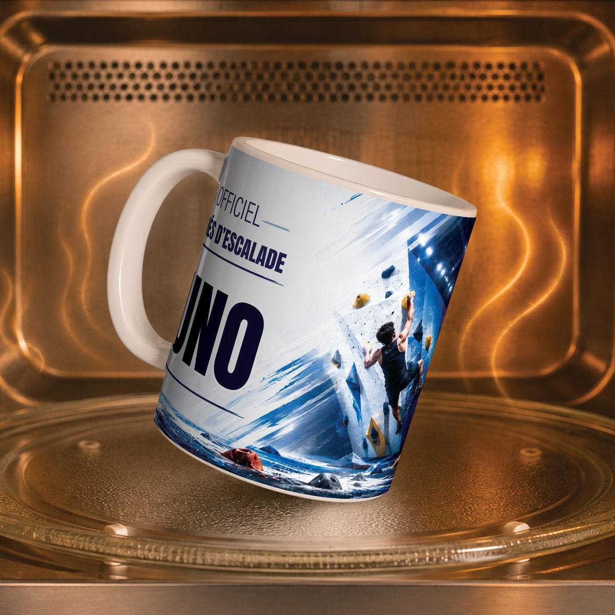 Mug escalade en salle dans un four à micro-ondes, on y voit le mur aux prises colorées : compatible micro-ondes, aussi en version magique révélée par la chaleur ; livré chez vous (exemple)