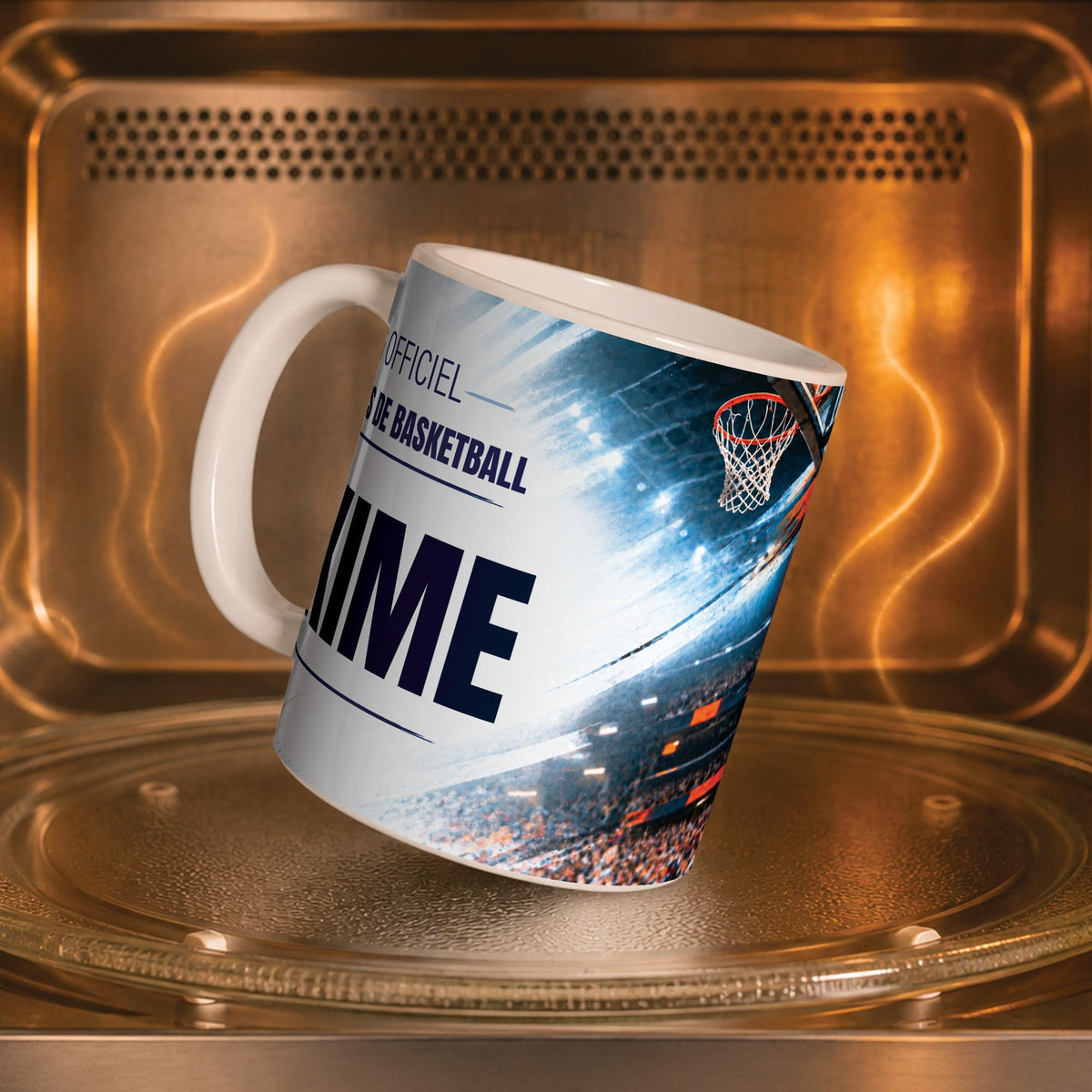 Mug basket dans un four à micro-ondes, on y voit le panier sous les projecteurs : compatible micro-ondes, aussi en version magique révélée par la chaleur ; livré chez vous (exemple)