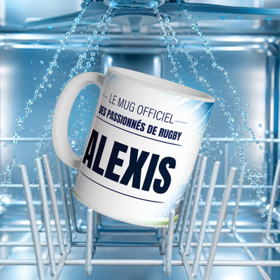 Mug rugby au prénom posé dans un lave-vaisselle : l'impression du décor supporte le lavage en machine ; personnalisé avec votre texte puis livré chez vous (exemple)