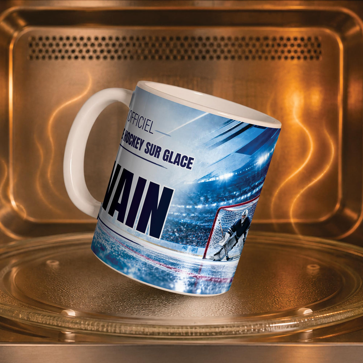 Mug hockey sur glace dans un four à micro-ondes, on y voit la cage et la glace : compatible micro-ondes, aussi en version magique révélée par la chaleur ; livré chez vous (exemple)
