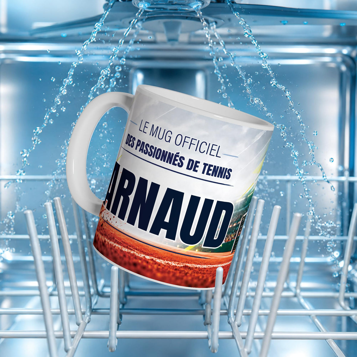 Mug tennis au prénom posé dans un lave-vaisselle : l'impression du décor supporte le lavage en machine ; personnalisé avec votre texte puis livré chez vous (exemple)