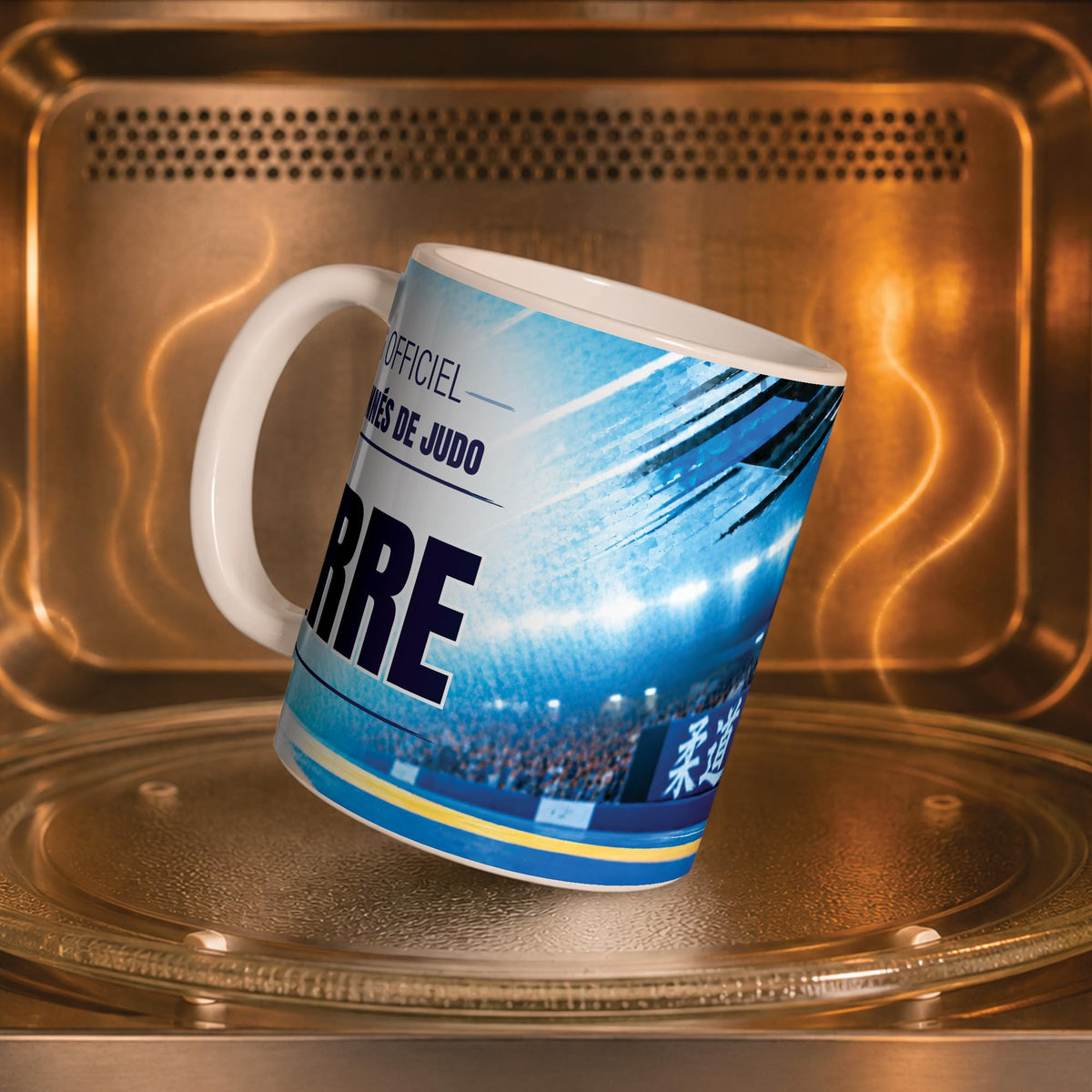 Mug judo dans un four à micro-ondes, on y voit le tatami jaune et bleu : compatible micro-ondes, aussi en version magique révélée par la chaleur ; livré chez vous (exemple)