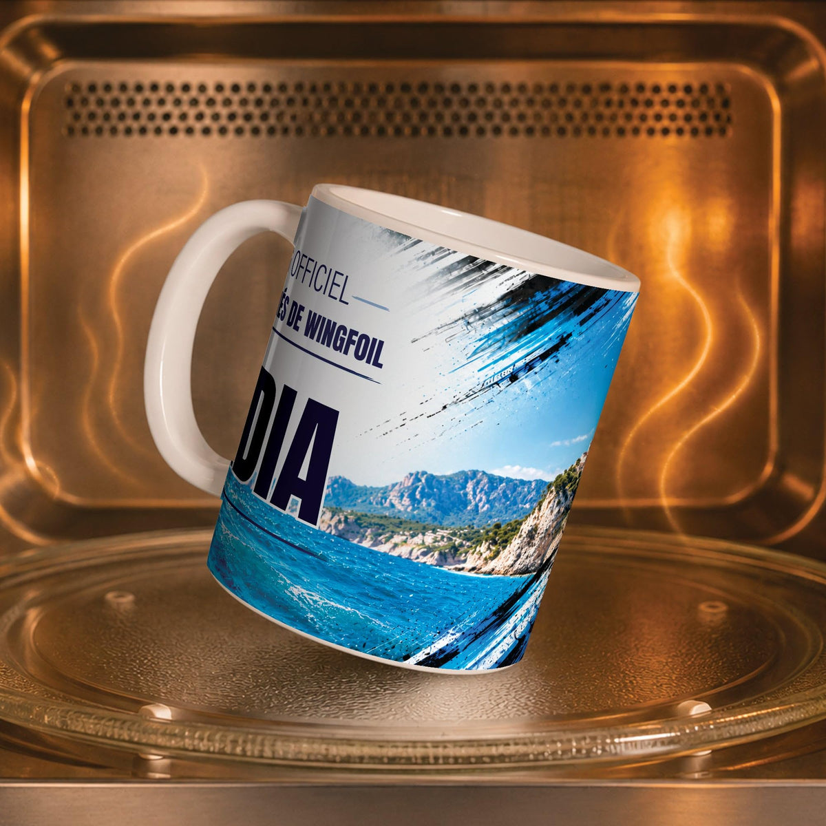 Mug wingfoil femme personnalisé dans un four à micro-ondes, pour réchauffer café ou thé ; décor imprimé tout autour de la tasse en céramique, livré chez vous (exemple)