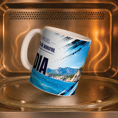 Mug wingfoil femme personnalisé dans un four à micro-ondes, pour réchauffer café ou thé ; décor imprimé tout autour de la tasse en céramique, livré chez vous (exemple)