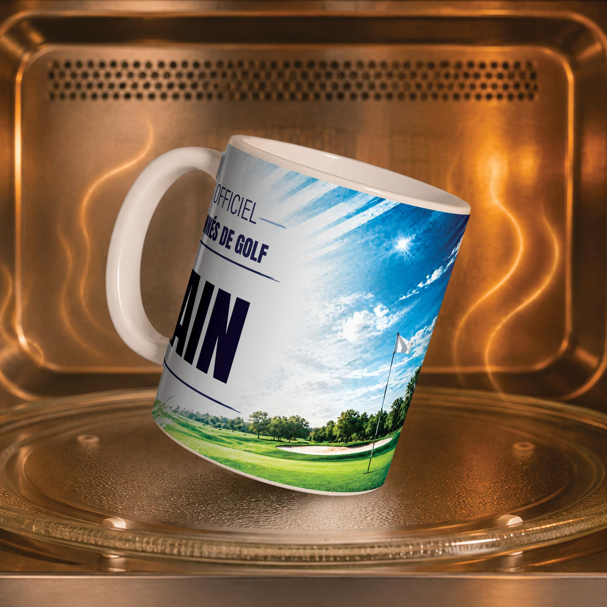 Mug golf dans un four à micro-ondes, on y voit le green sous un ciel bleu : compatible micro-ondes, aussi en version magique révélée par la chaleur ; livré chez vous (exemple)