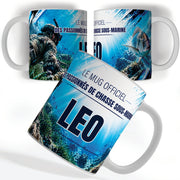 Mug chasse sous-marine personnalisé avec prénom, vu sous trois angles : un chasseur sous-marin à l'affût, décor imprimé à 360° sur céramique blanche ; livré chez vous (exemple)
