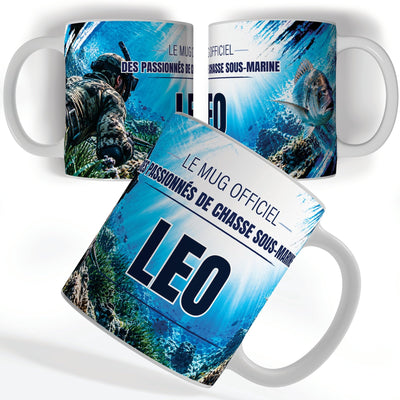 Mug chasse sous-marine personnalisé avec prénom, vu sous trois angles : un chasseur sous-marin à l'affût, décor imprimé à 360° sur céramique blanche ; livré chez vous (exemple)