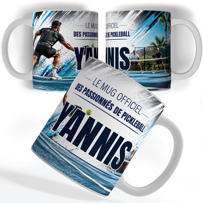 Mug pickleball vu de face et de dos : joueur de pickleball, « Le mug officiel des passionnés de pickleball » et votre prénom, imprimés sur céramique blanche et livrés chez vous (exemple)
