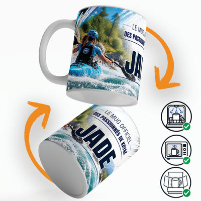 Mug kayak personnalisé qui tourne sur lui-même, avec trois pictogrammes : lave-vaisselle, micro-ondes et mug calé dans son emballage pour la livraison chez vous (exemple)