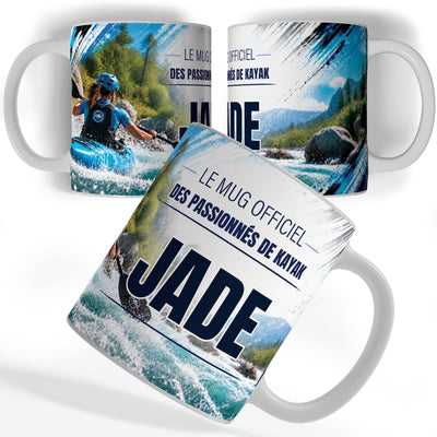 Mug kayak personnalisé avec prénom, vu sous trois angles : une kayakiste dans l'eau vive, décor imprimé à 360° sur céramique blanche ; livré chez vous (exemple)