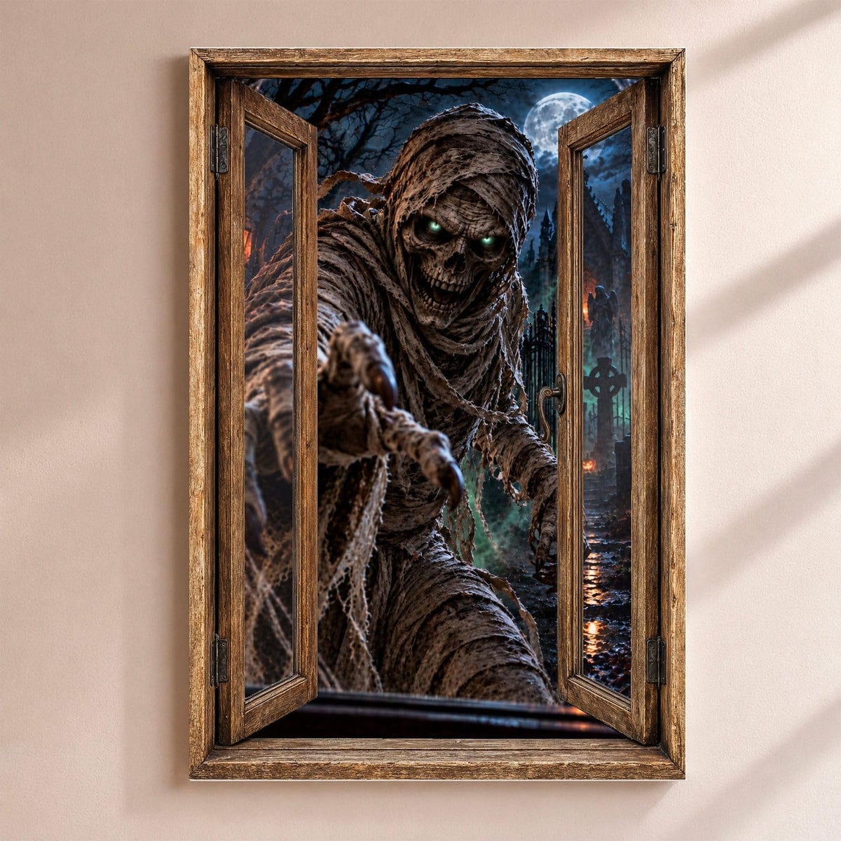 Déco Halloween en trompe-l'œil : une momie aux bandelettes déchirées et aux yeux verts, par une fenêtre en bois rustique, sur toile canvas tendue ou plexiglas, livrée chez vous (exemple)