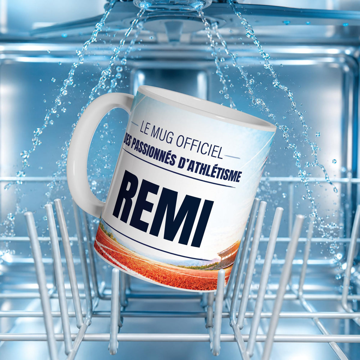 Mug athlétisme au prénom dans le panier d'un lave-vaisselle : impression compatible lave-vaisselle ; neuf textes au choix, dont vos propres phrases, livré chez vous (exemple)