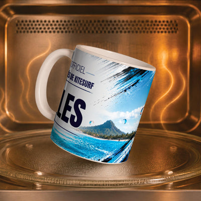 Mug kitesurf personnalisé dans un four à micro-ondes, pour réchauffer café ou thé ; décor imprimé tout autour de la tasse en céramique, livré chez vous (exemple)