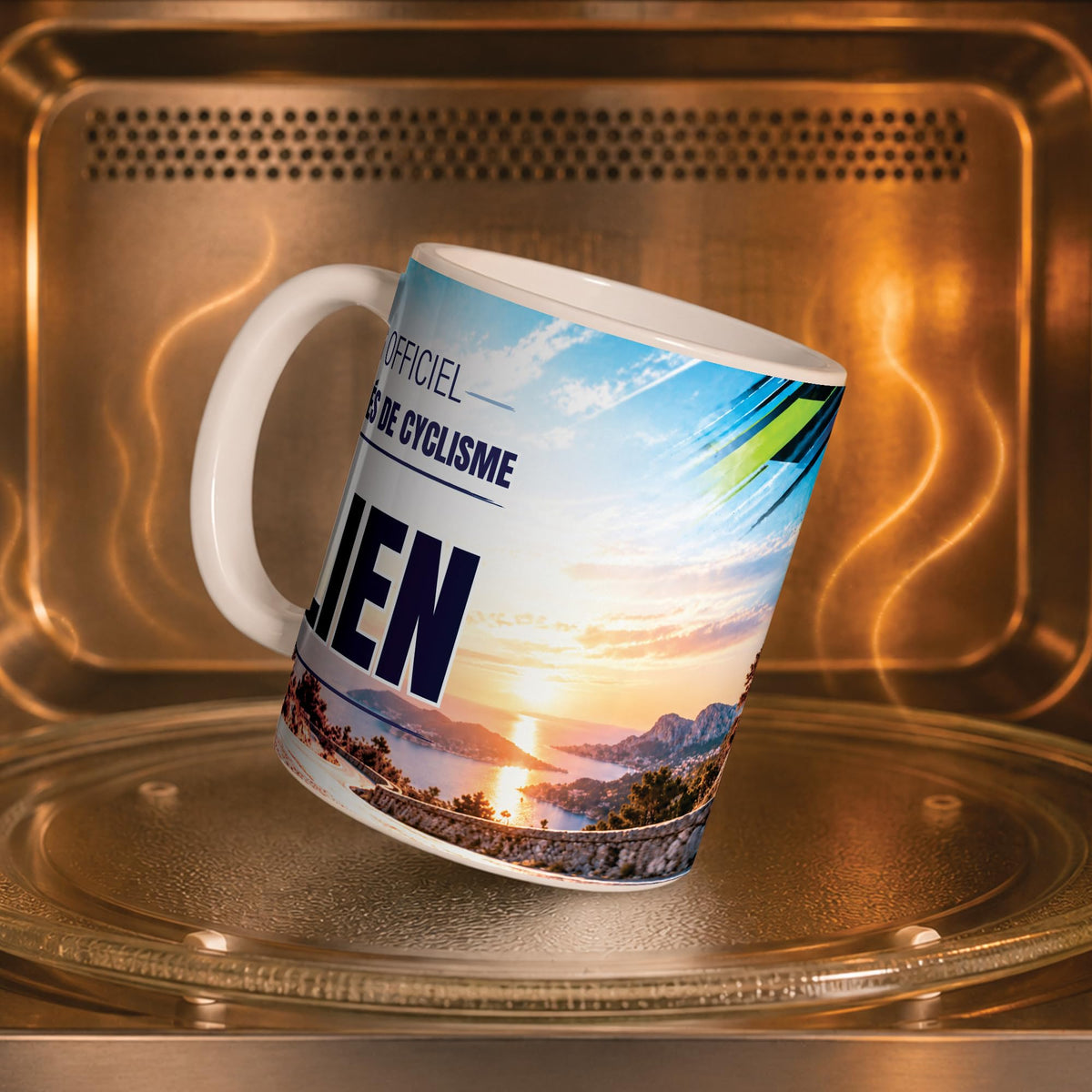 Mug cyclisme dans un four à micro-ondes, on y voit la route en bord de mer : compatible micro-ondes, aussi en version magique révélée par la chaleur ; livré chez vous (exemple)