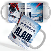 Mug ski vu de face et de dos : skieur dans la poudreuse, « Le mug officiel des passionnés de ski » et votre prénom, imprimés sur céramique blanche et livrés chez vous (exemple)