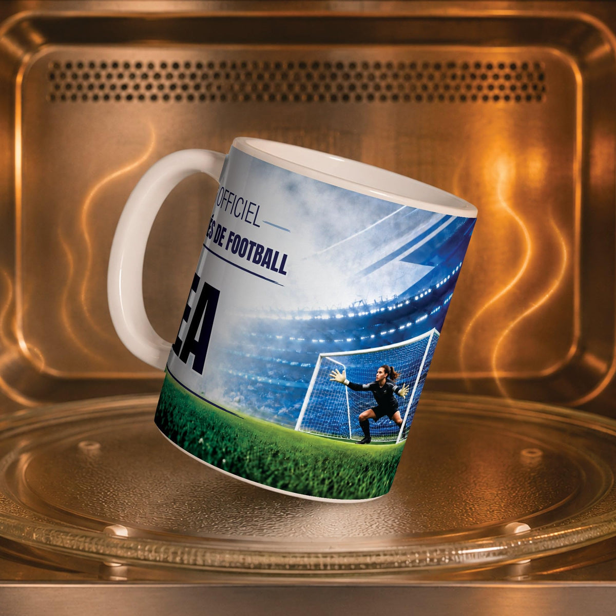 Mug football dans un four à micro-ondes, on y voit la gardienne devant ses filets : compatible micro-ondes, aussi en version magique révélée par la chaleur ; livré chez vous (exemple)