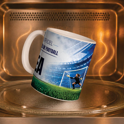 Mug football dans un four à micro-ondes, on y voit la gardienne devant ses filets : compatible micro-ondes, aussi en version magique révélée par la chaleur ; livré chez vous (exemple)