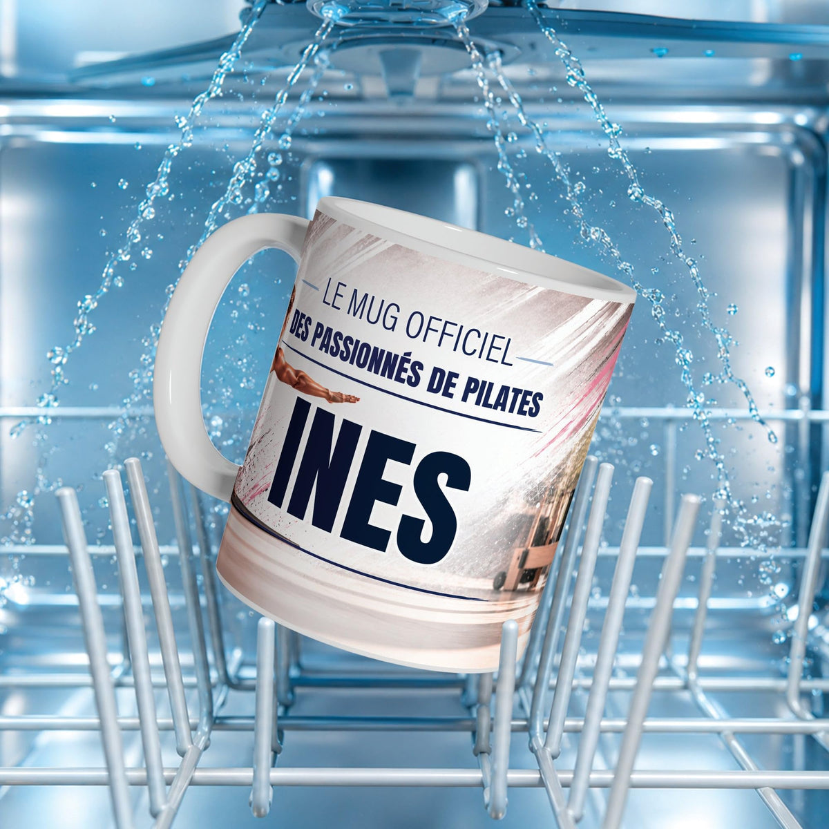 Mug pilates au prénom posé dans un lave-vaisselle : l'impression du décor supporte le lavage en machine ; personnalisé avec votre texte puis livré chez vous (exemple)