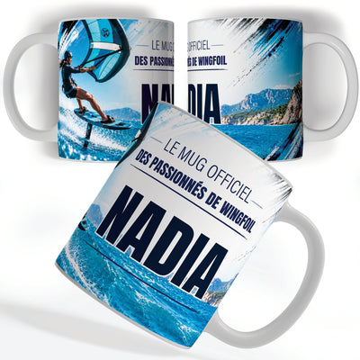 Mug wingfoil femme vu de face et de dos : aile de wingfoil au vent, « Le mug officiel des passionnés de wingfoil » et votre prénom, imprimés sur céramique blanche et livrés chez vous (exemple)