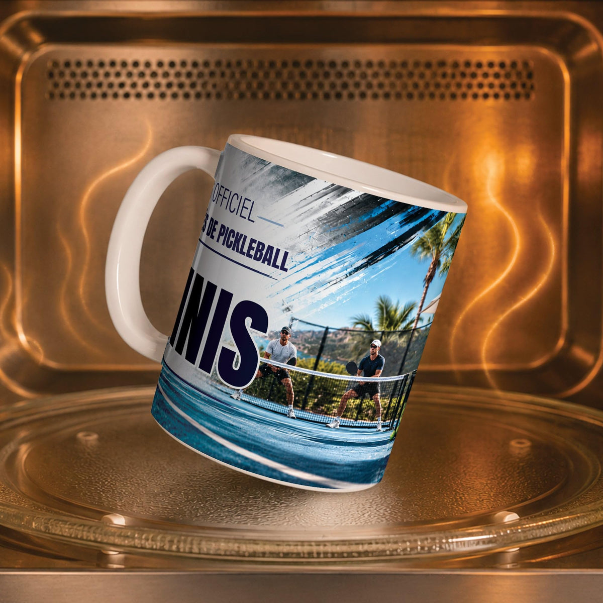 Mug pickleball personnalisé dans un four à micro-ondes, pour réchauffer café ou thé ; décor imprimé tout autour de la tasse en céramique, livré chez vous (exemple)