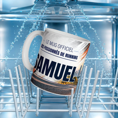 Mug running au prénom posé dans un lave-vaisselle : l'impression du décor supporte le lavage en machine ; personnalisé avec votre texte puis livré chez vous (exemple)