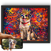 Création personnalisée : la photo de votre chien devient un portrait street art graffiti en format paysage, taches de peinture, couronne et lunettes, imprimé en cadre noir et livré chez vous (exemple)